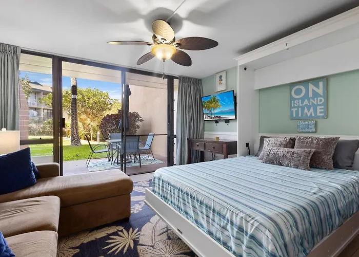 Welcoming Serene Tropical Get-Away At The Pool